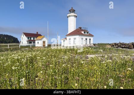 Port Townsend, WA, USA - 23. April 2025; Point Wilson Lighthouse mit natürlicher Landschaft Stockfoto