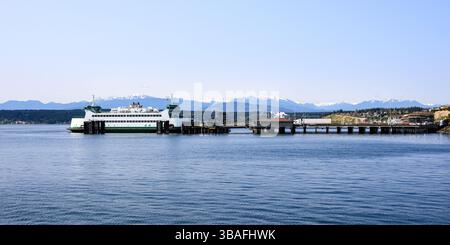 Port Townsend, WA, USA - 23. April 2025 - Panoramablick auf Port Townsend Dock mit Autofähre Kennewick und Olympic Mountains Stockfoto