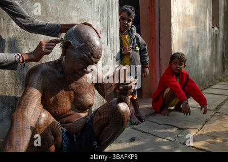 Sein ganzer Körper tätowiert mit dem Sanskrit-Gott RAM, dem Mehtharam Danbun der Ramnami Samaj-Sekte, 83 Jahre alt, Anbetungen, Churela Village, Chhattisgarh, Indien, Asien Stockfoto