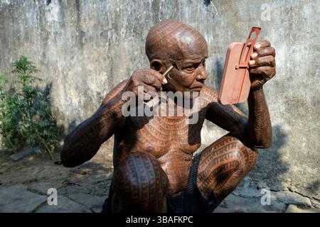 Sein ganzer Körper tätowiert mit dem Sanskrit-Gott RAM, dem Mehtharam Danbun der Ramnami Samaj-Sekte, 83 Jahre alt, Anbetungen, Churela Village, Chhattisgarh, Indien, Asien Stockfoto
