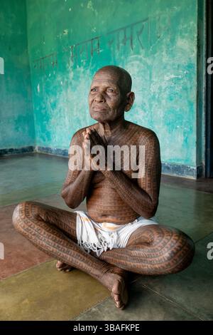 Sein ganzer Körper tätowiert mit dem Sanskrit-Gott RAM, dem Mehtharam Danbun der Ramnami Samaj-Sekte, 83 Jahre alt, Anbetungen, Churela Village, Chhattisgarh, Indien, Asien Stockfoto
