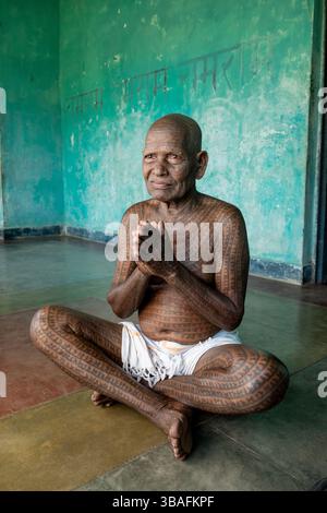 Sein ganzer Körper tätowiert mit dem Sanskrit-Gott RAM, dem Mehtharam Danbun der Ramnami Samaj-Sekte, 83 Jahre alt, Anbetungen, Churela Village, Chhattisgarh, Indien, Asien Stockfoto