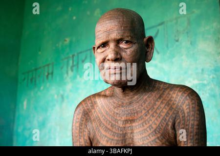 Sein ganzer Körper tätowiert mit dem Sanskrit-Gott RAM, dem Mehtharam Danbun der Ramnami Samaj-Sekte, 83 Jahre alt, Anbetungen, Churela Village, Chhattisgarh, Indien, Asien Stockfoto