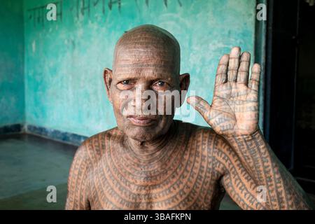 Sein ganzer Körper tätowiert mit dem Sanskrit-Gott RAM, dem Mehtharam Danbun der Ramnami Samaj-Sekte, 83 Jahre alt, Anbetungen, Churela Village, Chhattisgarh, Indien, Asien Stockfoto