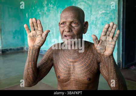 Sein ganzer Körper tätowiert mit dem Sanskrit-Gott RAM, dem Mehtharam Danbun der Ramnami Samaj-Sekte, 83 Jahre alt, Anbetungen, Churela Village, Chhattisgarh, Indien, Asien Stockfoto