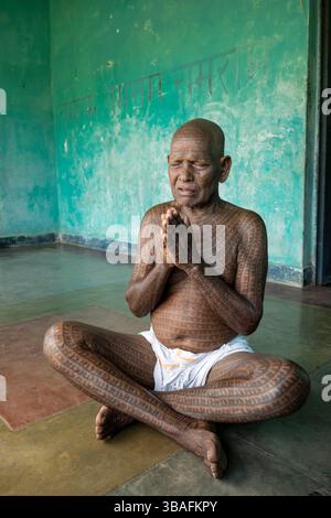 Sein ganzer Körper tätowiert mit dem Sanskrit-Gott RAM, dem Mehtharam Danbun der Ramnami Samaj-Sekte, 83 Jahre alt, Anbetungen, Churela Village, Chhattisgarh, Indien, Asien Stockfoto