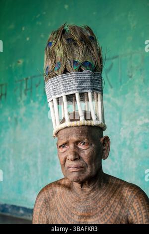 Sein ganzer Körper tätowiert mit dem Sanskrit-Gott RAM, dem Mehtharam Danbun der Ramnami Samaj-Sekte, 83 Jahre alt, Anbetungen, Churela Village, Chhattisgarh, Indien, Asien Stockfoto