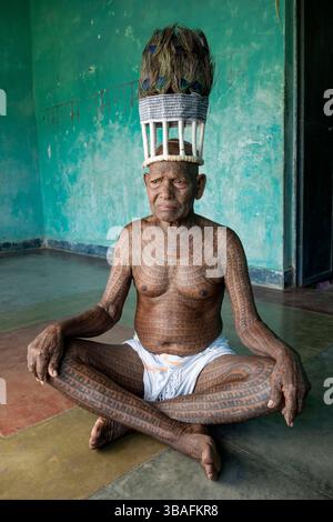 Sein ganzer Körper tätowiert mit dem Sanskrit-Gott RAM, dem Mehtharam Danbun der Ramnami Samaj-Sekte, 83 Jahre alt, Anbetungen, Churela Village, Chhattisgarh, Indien, Asien Stockfoto
