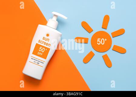 Blick von oben auf eine Flasche Sonnencreme und orangefarbene Sonne mit 50+ Aufschriften auf orangem und blauem Hintergrund. Konzept des Sonnenschutzes Stockfoto