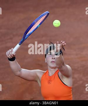 Rom, Italien. Mai 2025. Bianca Andreescu spielt im Achtelfinale der Frauen zwischen Zheng Qinwen aus China und Bianca Andreescu aus Kanada bei den WTA Italian Open in Rom, Italien, am 12. Mai 2025. Quelle: Li Jing/Xinhua/Alamy Live News Stockfoto