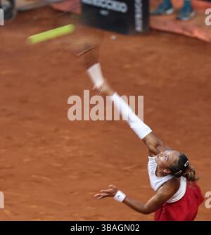 Rom, Italien. Mai 2025. Zheng Qinwen spielt im Achtelfinale der Frauen zwischen Zheng Qinwen aus China und Bianca Andreescu aus Kanada bei den WTA Italian Open in Rom, Italien am 12. Mai 2025. Quelle: Li Jing/Xinhua/Alamy Live News Stockfoto