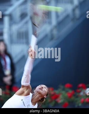 Rom, Italien. Mai 2025. Zheng Qinwen spielt im Achtelfinale der Frauen zwischen Zheng Qinwen aus China und Bianca Andreescu aus Kanada bei den WTA Italian Open in Rom, Italien am 12. Mai 2025. Quelle: Li Jing/Xinhua/Alamy Live News Stockfoto