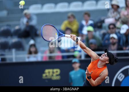 Rom, Italien. Mai 2025. Bianca Andreescu spielt im Achtelfinale der Frauen zwischen Zheng Qinwen aus China und Bianca Andreescu aus Kanada bei den WTA Italian Open in Rom, Italien, am 12. Mai 2025. Quelle: Li Jing/Xinhua/Alamy Live News Stockfoto