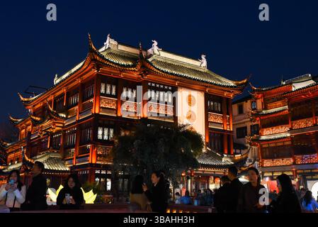 Shanghai, China - 1. April 2025: Die Yuyuan Old Street wird bei Nacht beleuchtet und zeigt traditionelle chinesische Architektur und leuchtende rote Laternen Stockfoto
