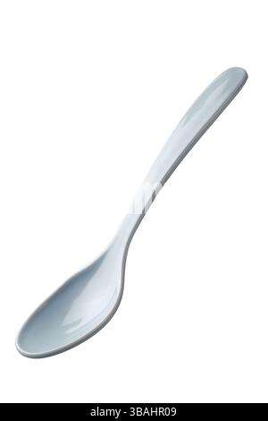 Nahaufnahme des Plastiklöffels isolierter weißer Hintergrund, Besteck, das zum Essen unterwegs wie Picknicks, Partys oder Fast Food-Mahlzeiten verwendet wird Stockfoto
