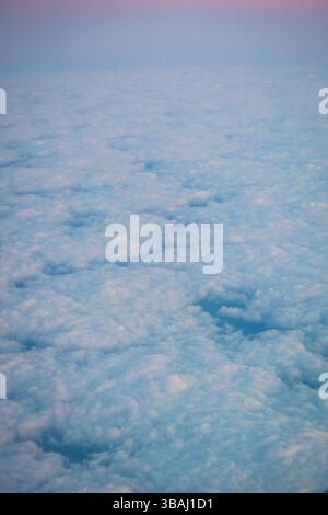 Ruhige Luftaufnahme einer Wolkenschicht unter einem pastellfarbenen Himmel Stockfoto