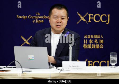 Tokio, Japan. Mai 2025. David Ha CEO der Sakana AI Company spricht während einer Pressekonferenz im Foreign Correspondents' Club of Japan. CEO David Ha sprach über die Vision des Unternehmens, künstliche Intelligenz in Japan voranzutreiben. Sakana AI wurde 2023 gegründet und hat sich schnell zu einem wichtigen Akteur im japanischen KI-Ökosystem entwickelt. Quelle: ZUMA Press, Inc./Alamy Live News Stockfoto