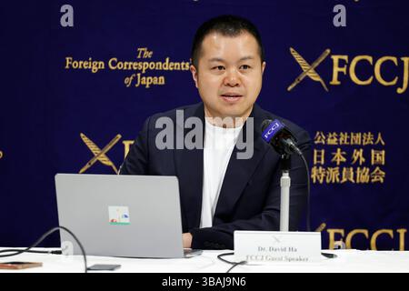 Tokio, Japan. Mai 2025. David Ha CEO der Sakana AI Company spricht während einer Pressekonferenz im Foreign Correspondents' Club of Japan. CEO David Ha sprach über die Vision des Unternehmens, künstliche Intelligenz in Japan voranzutreiben. Sakana AI wurde 2023 gegründet und hat sich schnell zu einem wichtigen Akteur im japanischen KI-Ökosystem entwickelt. Quelle: ZUMA Press, Inc./Alamy Live News Stockfoto