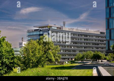 Bratislava, Slowakei - 10. Mai 2025 : Digitaler Park Einsteinova. Moderne Bürogebäude im Stadtteil Petrzalka von Bratislava. Stockfoto