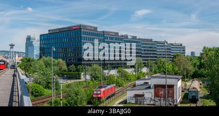 Bratislava, Slowakei - 10. Mai 2025 : Digitaler Park Einsteinova. Moderne Bürogebäude im Stadtteil Petrzalka von Bratislava. Stockfoto