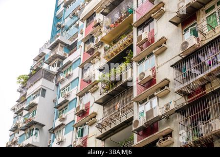 Dicht besiedelte Wohngegend von Macau, mit bunten Gebäuden, Balkonen. Stockfoto