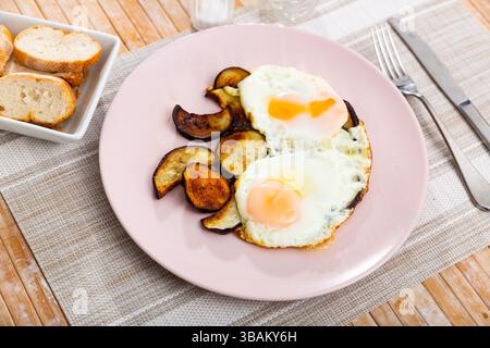 Gebratene Eier mit Auberginen zum Mittagessen in der Kantine Stockfoto