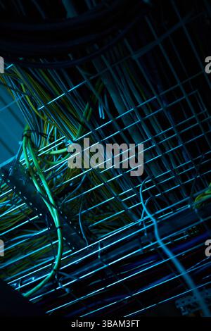 Verwalten von Netzwerkkabeln im Rechenzentrum ohne Schatten Stockfoto