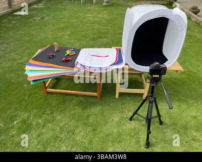 Foto von Spielzeug im Freien mit lichtdurchlässigem, tragbarem Zelt mit verschiedenen bunten Hintergründen Stockfoto