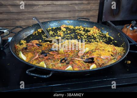 Jedes Jahr findet in der Dalt Villa, einer alten Festungsstadt in Ibiza-Stadt, Ibiza, Spanien, ein mittelalterliches Festival statt. Über 100.000 Besucher besuchen das Festival in nur vier Tagen. Einige der Marktstände sind sichtbar, zusammen mit Touristen, die die angebotenen Waren durchsuchen, z. B. Paella in Ibiza-Stadt, Ibiza, Spanien, am 9. Mai 2025. (Foto: Antonio Abbruzzese/NurPhoto) Credit: NurPhoto SRL/Alamy Live News Stockfoto