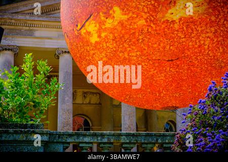 Ickworth, UK, 1, Mai 2025 Luke Jerrams Skulptur Helios mit sieben Metern Durchmesser, die Audio- und visuelle Kunstfertigkeit, einschließlich der von der NASA erfassten Sonnengeräusche, kombiniert, ist im Ickworth House des National Trust installiert. Fotografie von Jason Bye t: +44 7966 173 930 e: mail@jasonbye.com W: http://www.jasonbye.com Stockfoto