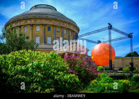 Ickworth, UK, 1, Mai 2025 Luke Jerrams Skulptur Helios mit sieben Metern Durchmesser, die Audio- und visuelle Kunstfertigkeit, einschließlich der von der NASA erfassten Sonnengeräusche, kombiniert, ist im Ickworth House des National Trust installiert. Fotografie von Jason Bye t: +44 7966 173 930 e: mail@jasonbye.com W: http://www.jasonbye.com Stockfoto