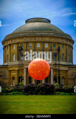 Ickworth, UK, 1, Mai 2025 Luke Jerrams Skulptur Helios mit sieben Metern Durchmesser, die Audio- und visuelle Kunstfertigkeit, einschließlich der von der NASA erfassten Sonnengeräusche, kombiniert, ist im Ickworth House des National Trust installiert. Fotografie von Jason Bye t: +44 7966 173 930 e: mail@jasonbye.com W: http://www.jasonbye.com Stockfoto