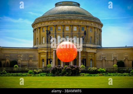 Ickworth, UK, 1, Mai 2025 Luke Jerrams Skulptur Helios mit sieben Metern Durchmesser, die Audio- und visuelle Kunstfertigkeit, einschließlich der von der NASA erfassten Sonnengeräusche, kombiniert, ist im Ickworth House des National Trust installiert. Fotografie von Jason Bye t: +44 7966 173 930 e: mail@jasonbye.com W: http://www.jasonbye.com Stockfoto