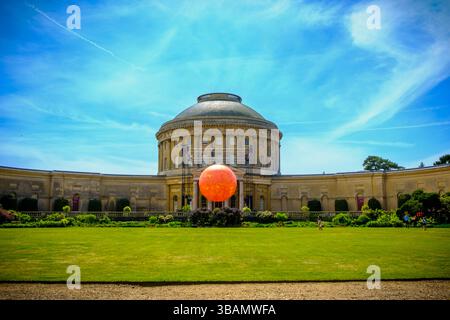Ickworth, UK, 1, Mai 2025 Luke Jerrams Skulptur Helios mit sieben Metern Durchmesser, die Audio- und visuelle Kunstfertigkeit, einschließlich der von der NASA erfassten Sonnengeräusche, kombiniert, ist im Ickworth House des National Trust installiert. Fotografie von Jason Bye t: +44 7966 173 930 e: mail@jasonbye.com W: http://www.jasonbye.com Stockfoto