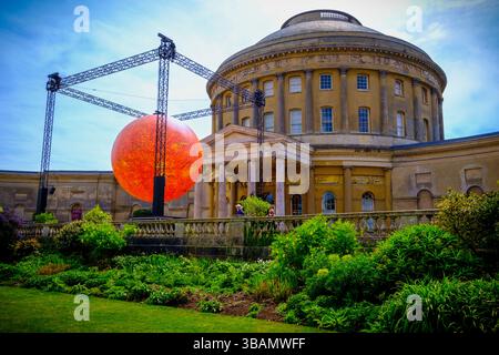 Ickworth, UK, 1, Mai 2025 Luke Jerrams Skulptur Helios mit sieben Metern Durchmesser, die Audio- und visuelle Kunstfertigkeit, einschließlich der von der NASA erfassten Sonnengeräusche, kombiniert, ist im Ickworth House des National Trust installiert. Fotografie von Jason Bye t: +44 7966 173 930 e: mail@jasonbye.com W: http://www.jasonbye.com Stockfoto