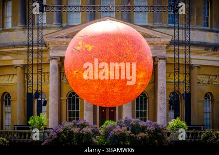 Ickworth, UK, 1, Mai 2025 Luke Jerrams Skulptur Helios mit sieben Metern Durchmesser, die Audio- und visuelle Kunstfertigkeit, einschließlich der von der NASA erfassten Sonnengeräusche, kombiniert, ist im Ickworth House des National Trust installiert. Fotografie von Jason Bye t: +44 7966 173 930 e: mail@jasonbye.com W: http://www.jasonbye.com Stockfoto