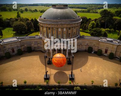 Ickworth, UK, 1, Mai 2025 Luke Jerrams Skulptur Helios mit sieben Metern Durchmesser, die Audio- und visuelle Kunstfertigkeit, einschließlich der von der NASA erfassten Sonnengeräusche, kombiniert, ist im Ickworth House des National Trust installiert. Fotografie von Jason Bye t: +44 7966 173 930 e: mail@jasonbye.com W: http://www.jasonbye.com Stockfoto