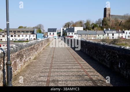Fußweg über die alte sieben Bögen alte Eisenbahnbrücke über den newport River newport County Mayo republik irland Stockfoto