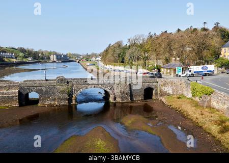 Blick von der sieben Bögen Viaduktbrücke der Straßenbrücke und dem newport River newport County Mayo republik irland Stockfoto