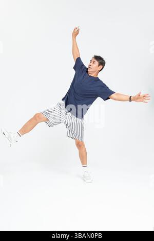 Ein alter Mann lächelt, während er ein Handy-Selfie macht Stockfoto