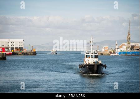 Schlepper fahren in den Hafen an der V&A Waterfront in Kapstadt, mit dem Tafelberg im Hintergrund. Südafrika. Stockfoto