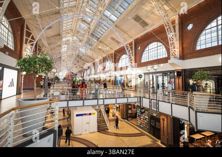 Touristen kaufen in den V&A Waterfront Shops in Kapstadt, Südafrika. Stockfoto