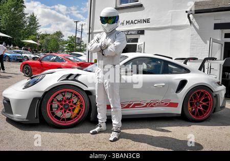Der Stig in traditioneller Pose und ein Porsche 911 GT3 RS. Top Gear TV-Fahrer. England, Großbritannien Stockfoto