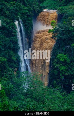 Herrlicher Ramboda-Wasserfall an einem regnerischen Tag, zentrales Hochland, Sri Lanka Stockfoto