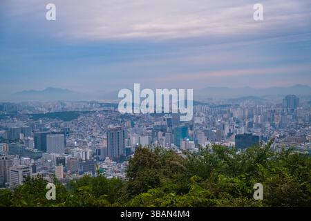 Blick auf die Skyline von Seoul mit Bergen und bewölktem Himmel in der Ferne Stockfoto