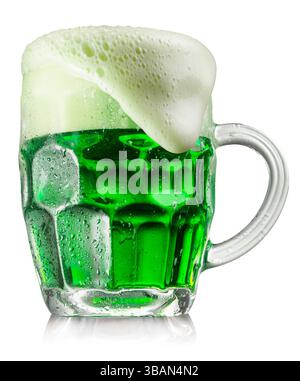 Becher gekühltes grünes Bier mit einem großen Schaum, der aus Glas herausläuft, isoliert auf weißem Hintergrund. Beschneidungspfad. Stockfoto