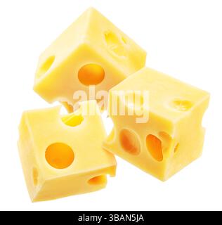 Emmentaler Käsewürfel mit Löchern auf weißem Hintergrund. Datei enthält Beschneidungspfad. Stockfoto