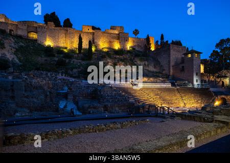 Das Teatro Romano mit der Festung Alcazaba in Malaga, Spanien Stockfoto