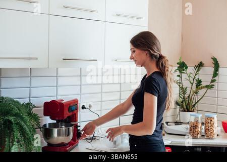 Frau Hausfrau bereitet Essen in der Küche süßes Dessert vor Stockfoto