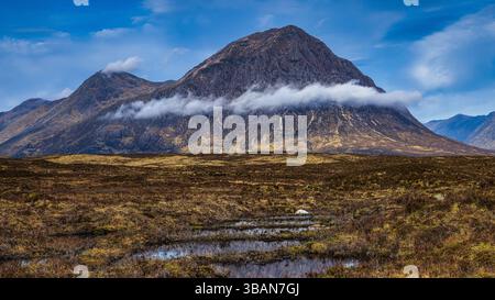 Niedrige Wolke rund um Buachaille Etive Mor in den Highlands Schottlands Stockfoto